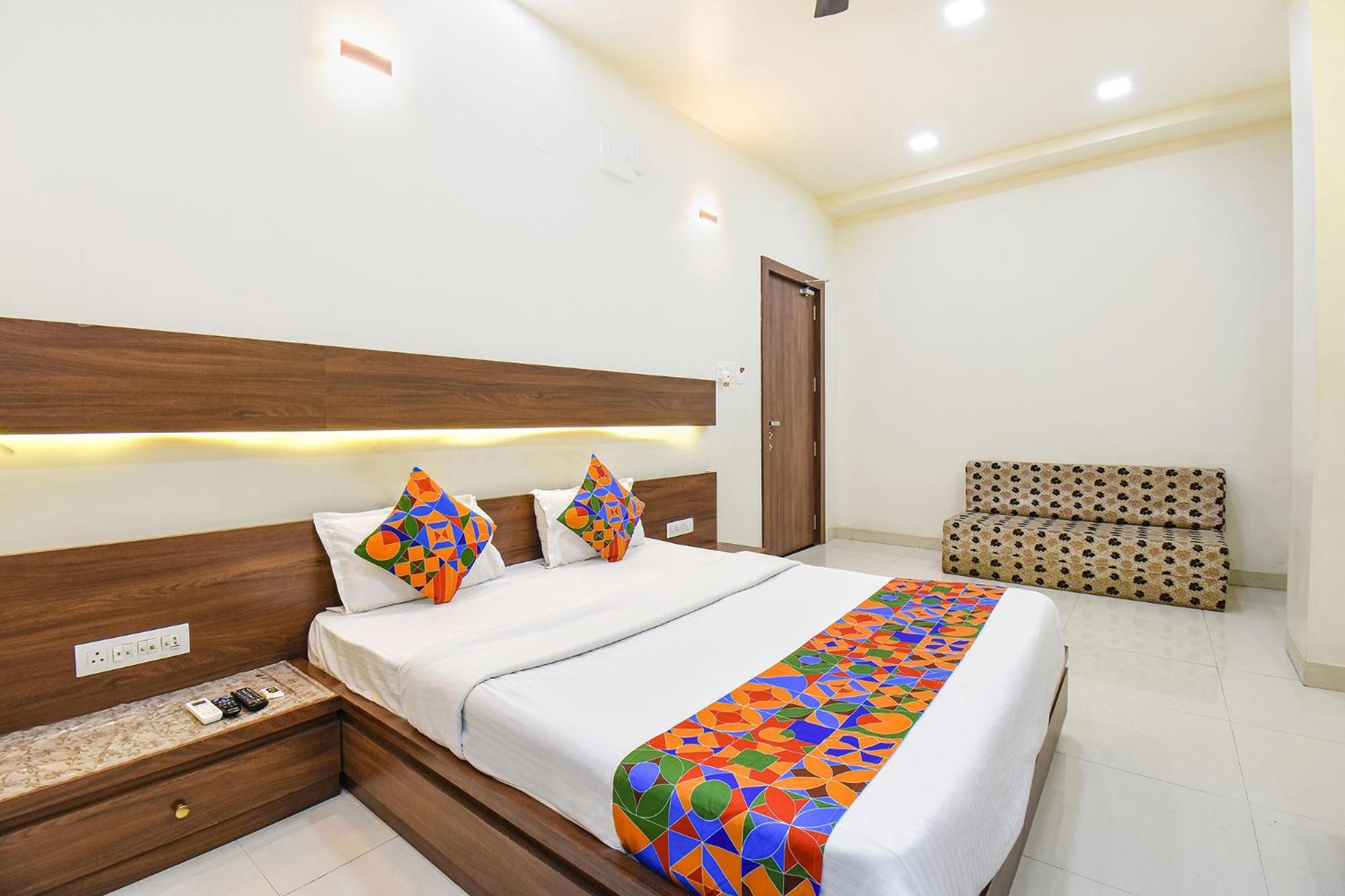 Mundhva Fabhotel Royal Suits - Nr Mahadji Shinde Chhatri מראה חיצוני תמונה