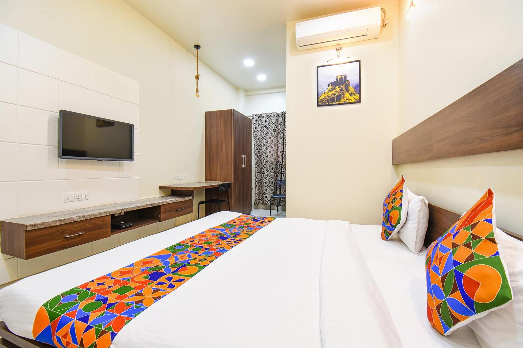 Mundhva Fabhotel Royal Suits - Nr Mahadji Shinde Chhatri מראה חיצוני תמונה