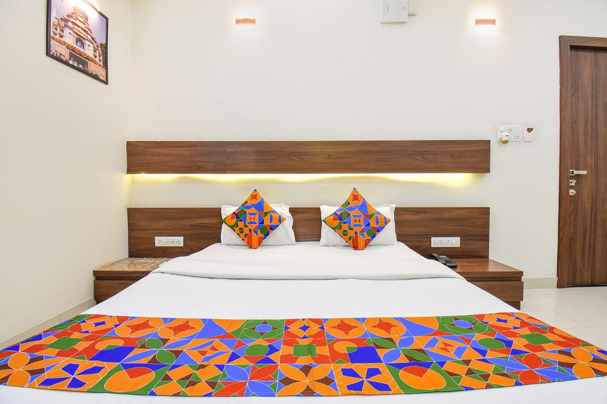 Mundhva Fabhotel Royal Suits - Nr Mahadji Shinde Chhatri מראה חיצוני תמונה