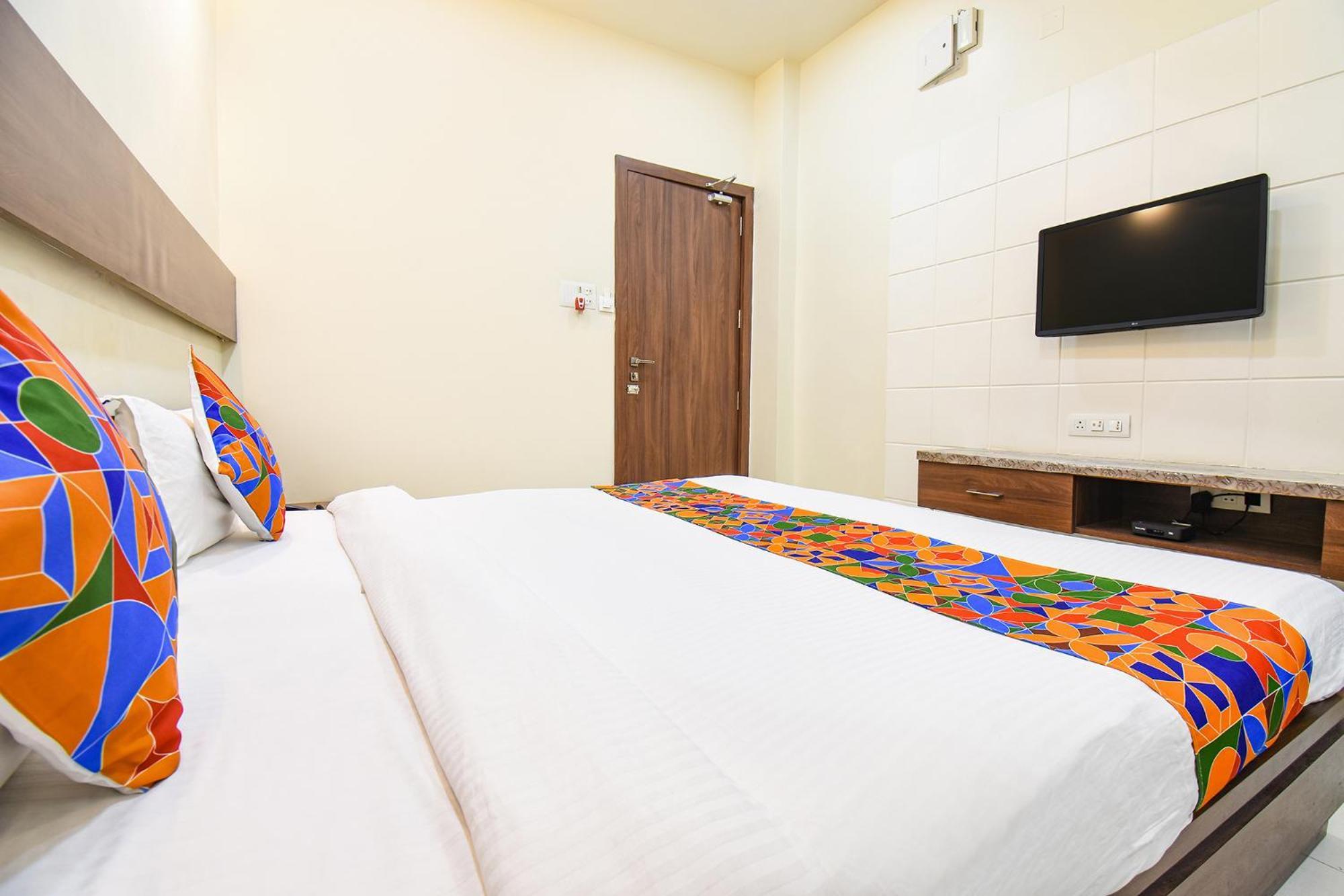 Mundhva Fabhotel Royal Suits - Nr Mahadji Shinde Chhatri מראה חיצוני תמונה