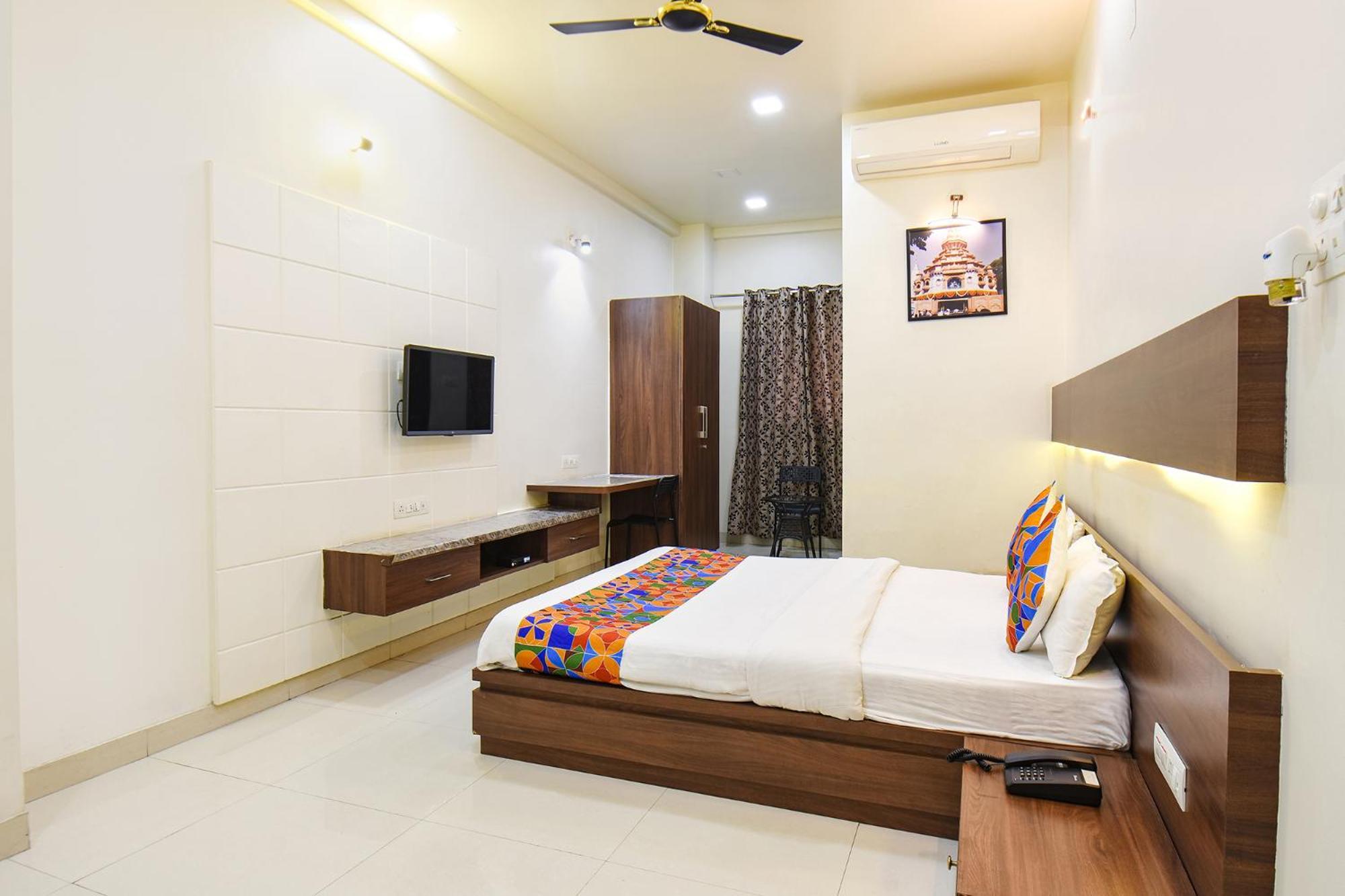Mundhva Fabhotel Royal Suits - Nr Mahadji Shinde Chhatri מראה חיצוני תמונה