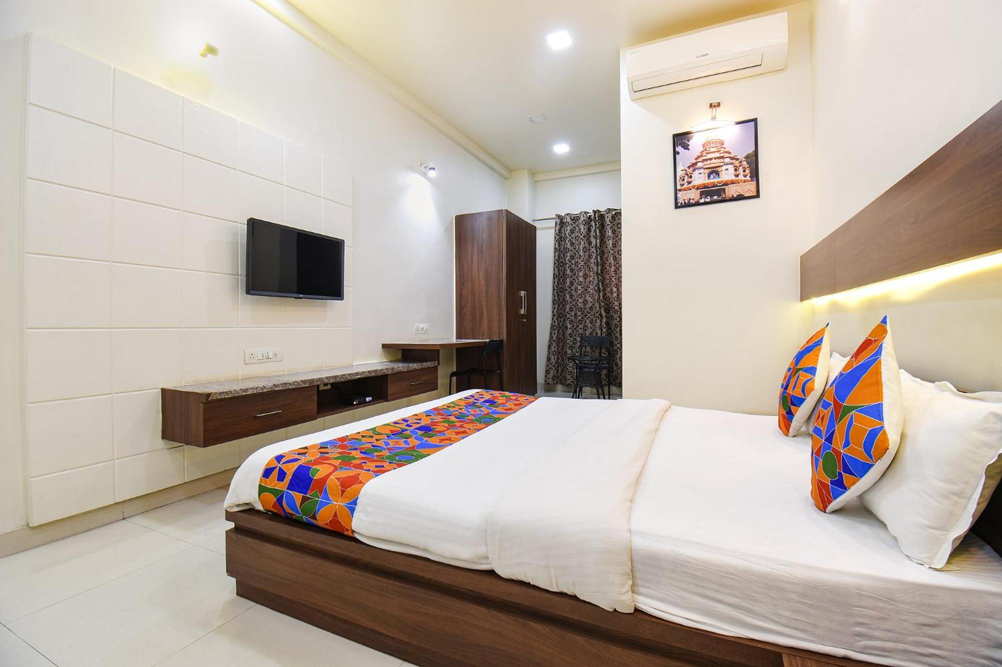 Mundhva Fabhotel Royal Suits - Nr Mahadji Shinde Chhatri מראה חיצוני תמונה